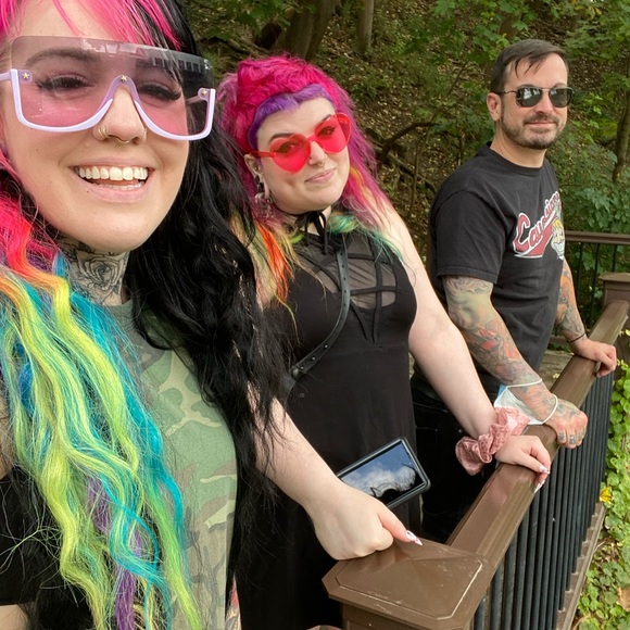 Meet your Posher, Becca - Picture 2 of 4